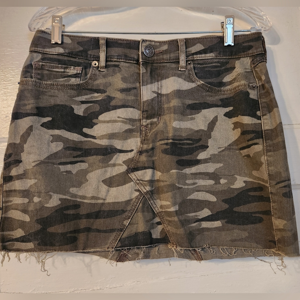 Express Mini Jean Skirt, Green Camo Print, Size 6, Raw Hem, Denim EUC Camouflage